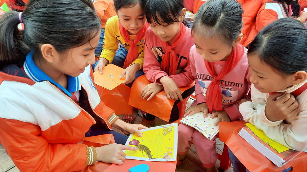 Các em nhỏ Trường Trung học cơ sở An Ninh (huyện Quảng Ninh, tỉnh Quảng Bình) cảm động khi đọc những dòng thư mà bạn bè từ Thủ đô nhắn gửi.